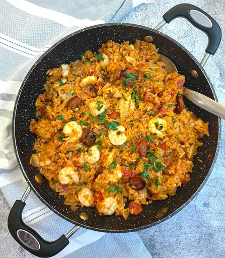 Jambalaya criolla con pollo, chorizo y langostinos