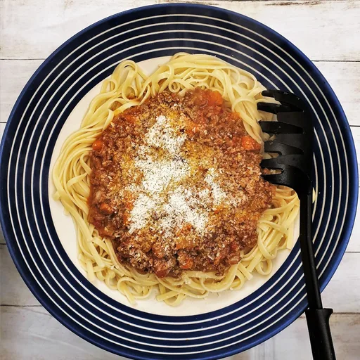 Ragu fácil de cordero picado con linguine