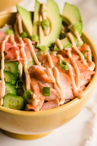 Bol de sushi de salmón