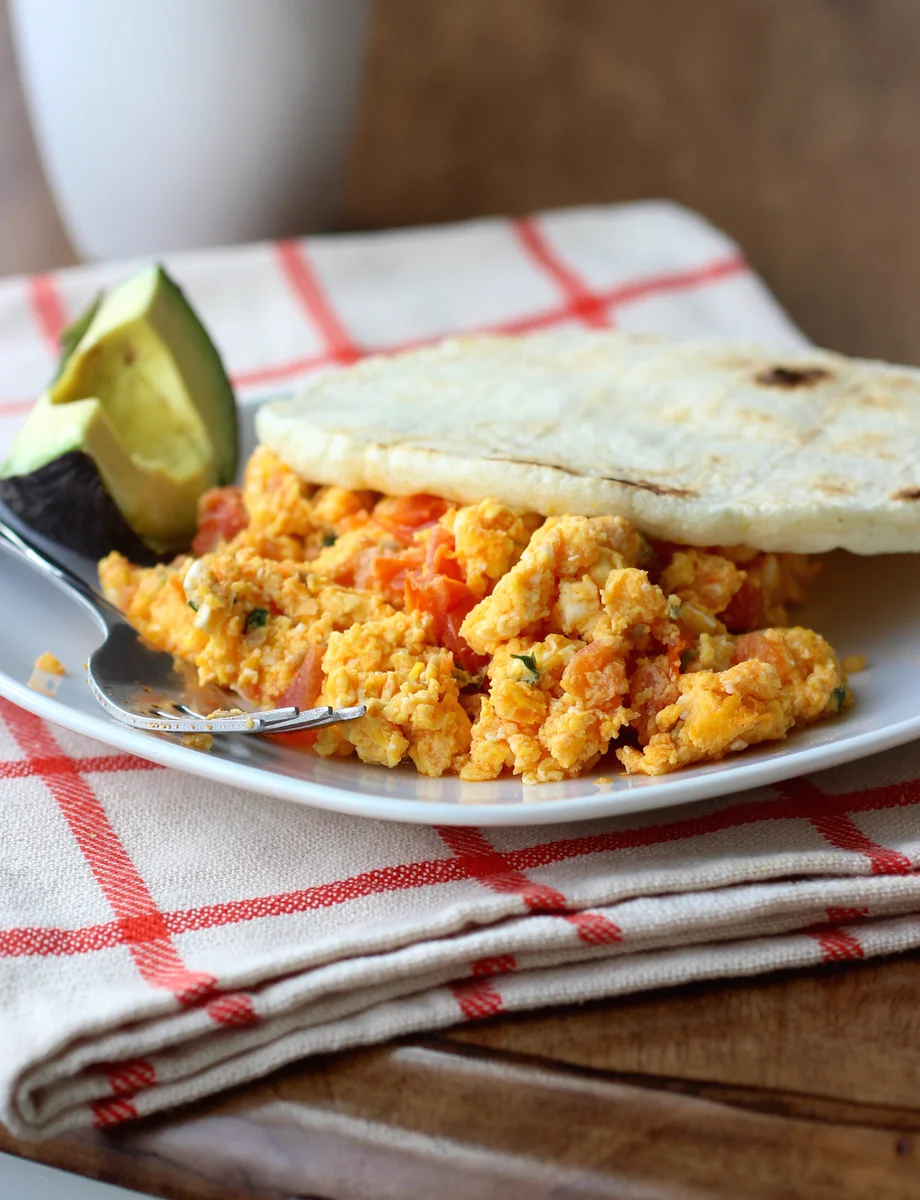 Huevos Pericos Recipe (Scrambled Eggs with Tomato and Scallions)