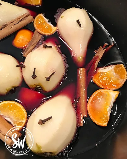 Peras al vino caliente especiado