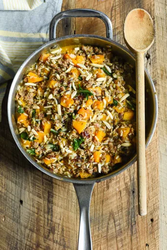 Salchicha con arroz a la sartén