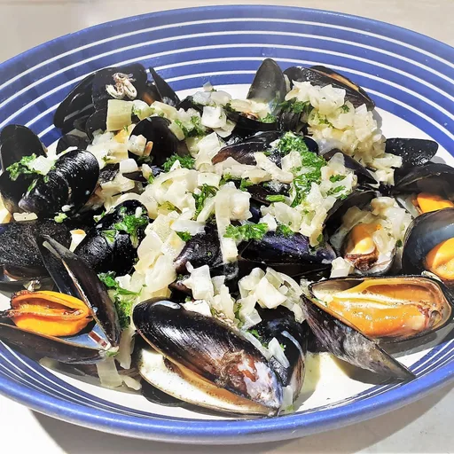 Fresh mussels in a creamy garlic sauce (with chips)