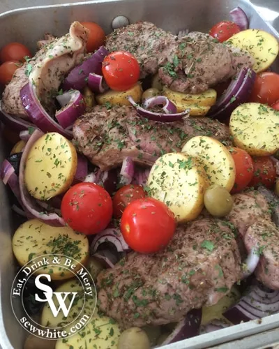 Bandeja de filetes de cordero con hierbas al horno