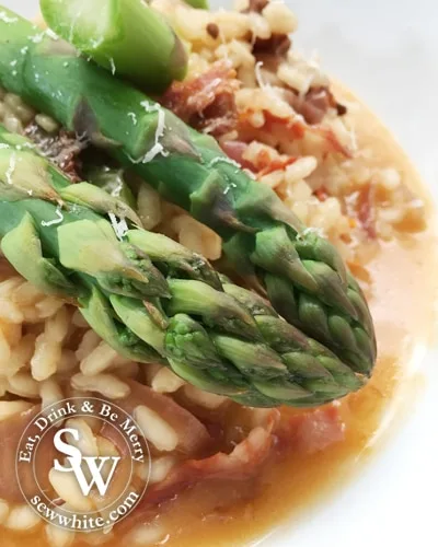 Risotto de temporada con espárragos y chorizo