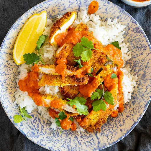 Schnitzel de pollo al garam masala con salsa de pollo a la mantequilla