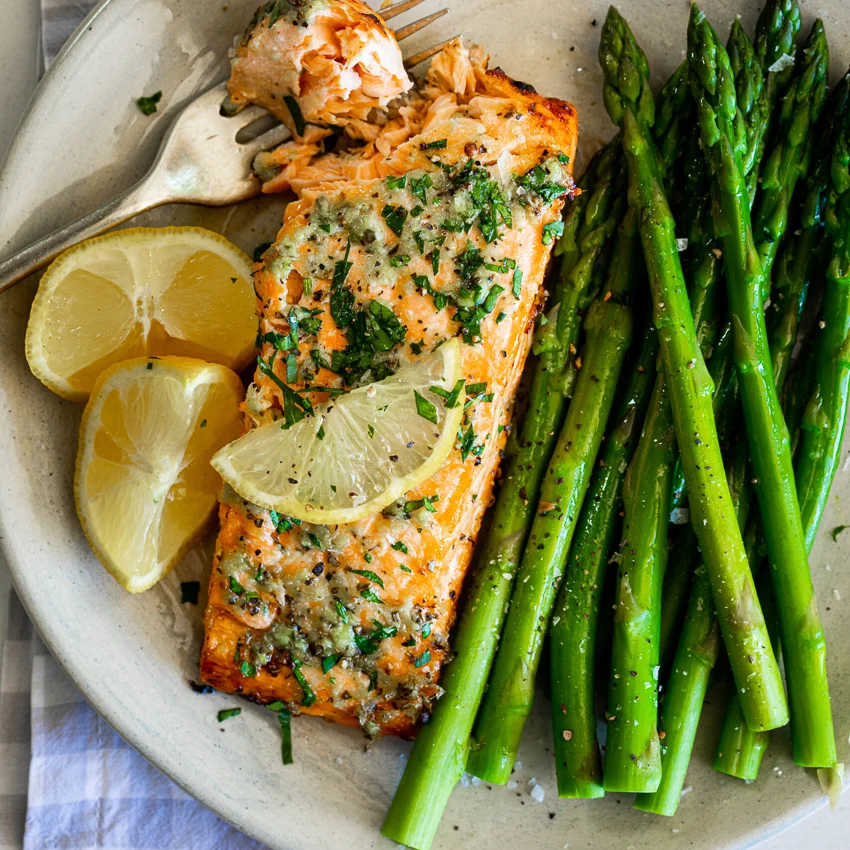 Salmão na air fryer com manteiga de alho