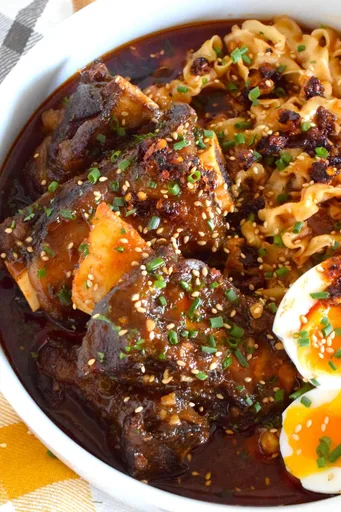Fideos con costillas de ternera picantes
