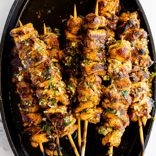 Brochetas de pollo al ajo y parmesano