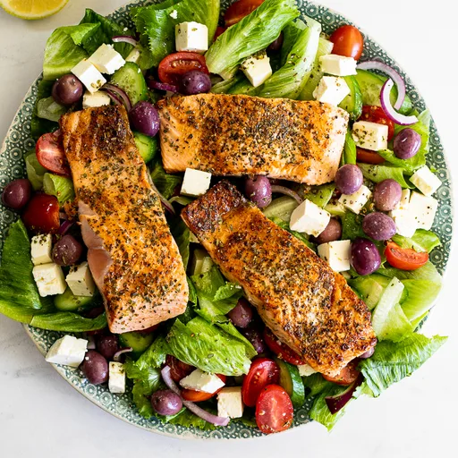 Ensalada griega de salmón