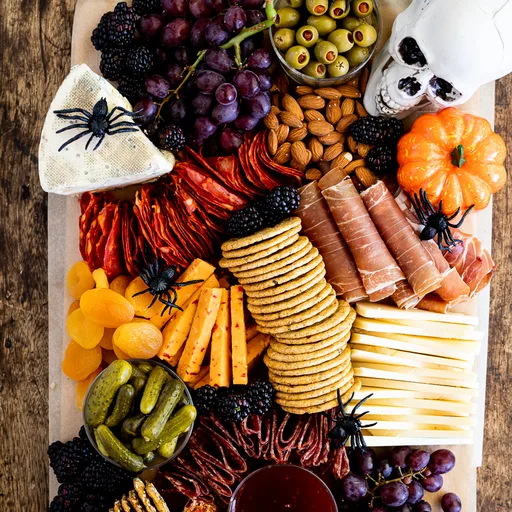 Tabla de embutidos festiva para Halloween