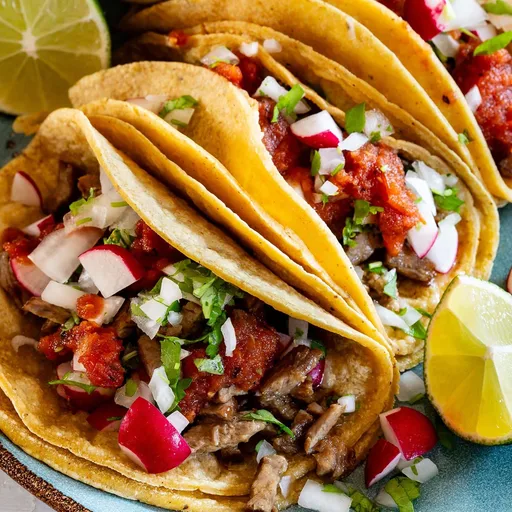 Tacos de bistec sobrante con salsa de chipotle