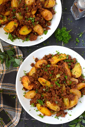 Cena de patatas asadas y carne picada