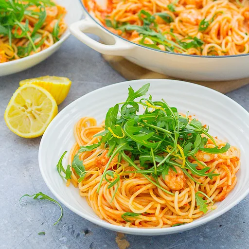 Espaguetis fáciles con gambas y rúcula