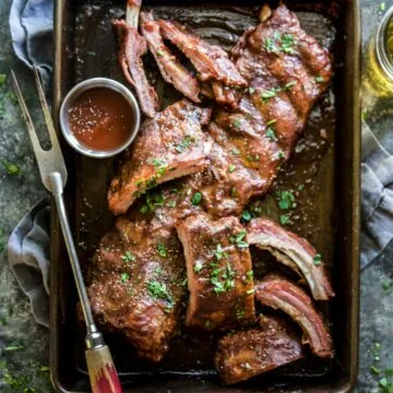 Costillas al horno con crema de manzana y barbacoa