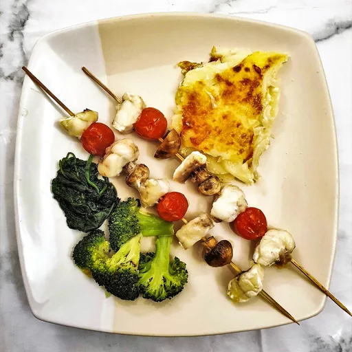 Brochetas de rape con tomates cherry