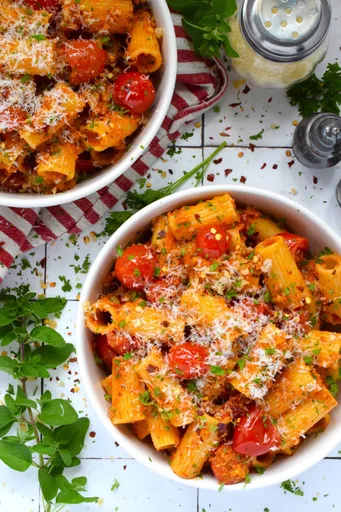Rigatoni con tomate y hierbas frescas