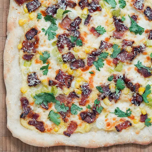 Pizza de bacon y maíz