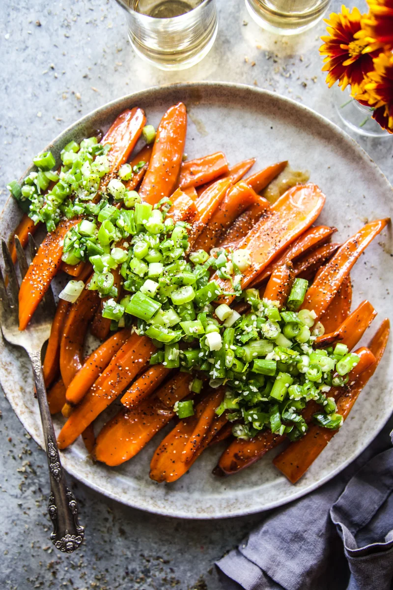 Zanahorias fáciles glaseadas con miso y gremolata de cebolleta