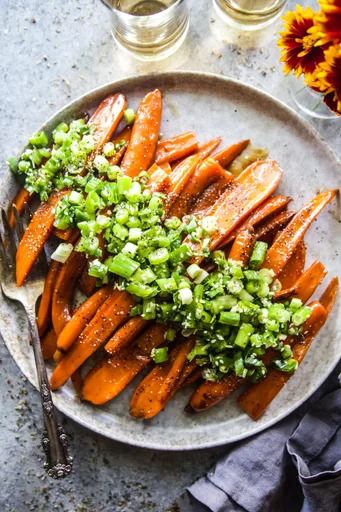 Zanahorias fáciles glaseadas con miso y gremolata de cebolleta
