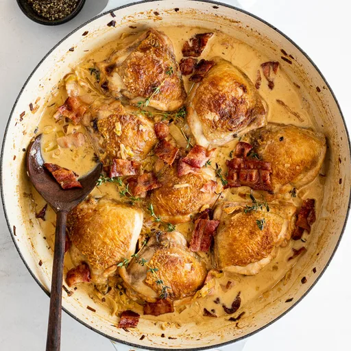 Pollo cremoso en una sola sartén con tocino y puerros