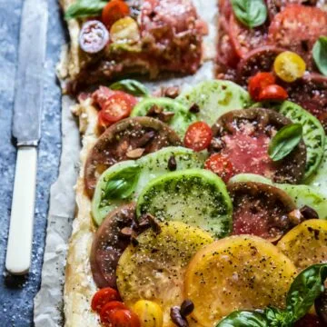 Tarta fácil de tomate con vinagreta de almendras