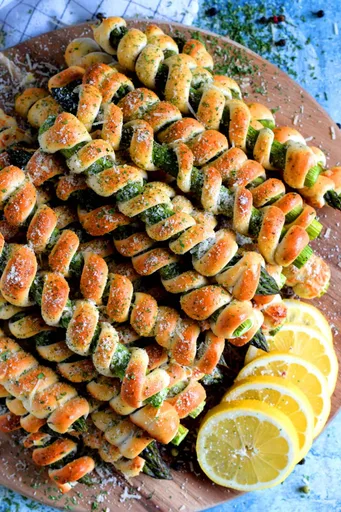 Espárragos envueltos con mantequilla de ajo y parmesano