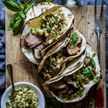Tacos de solomillo de cerdo a la parrilla con sofrito de maíz y quimbombó