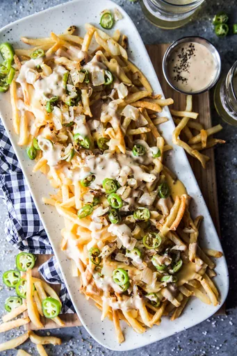 Patatas fritas al estilo animal con jalapeños y cebolla