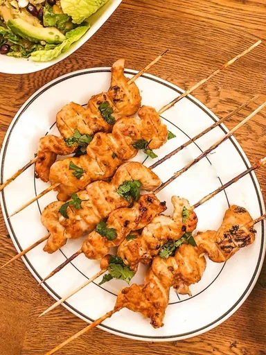 Brochetas de pollo con salsa satay