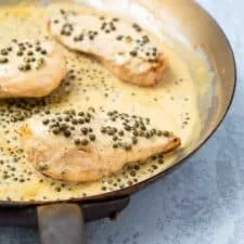 Pechuga de pollo con salsa cremosa de pimienta verde