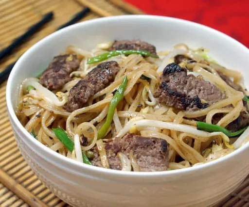 Beef Chow Fun (Cantonese Beef Noodle Stir Fry)