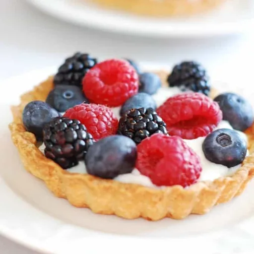 Tartaletas de bayas con relleno de kéfir dulce