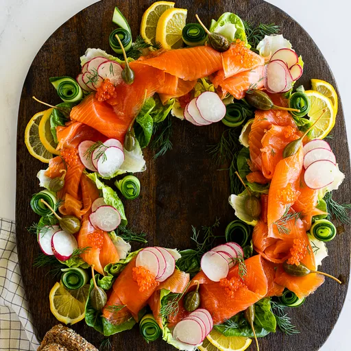 Corona de ensalada de salmón ahumado