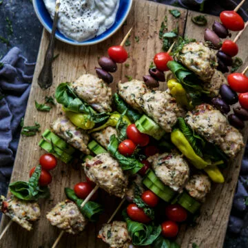 Brochetas de albóndigas de pollo mediterráneas