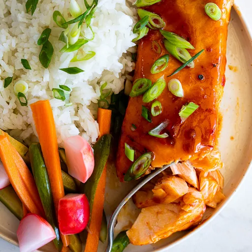 Salmón Pegajoso con Miel y Sriracha