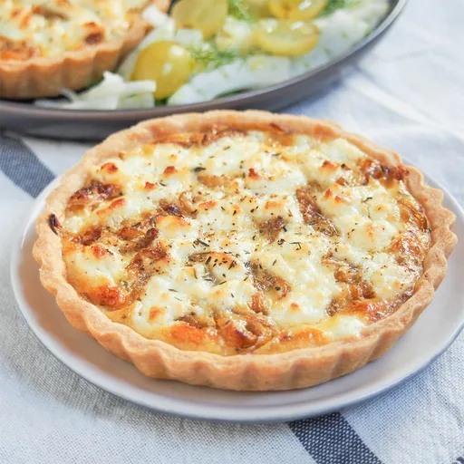 Tarta individual de cebolla caramelizada y queso de cabra