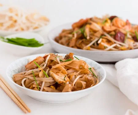 Char Kway Teow (Malaysian Stir Fried Rice Noodles)