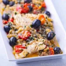 Eglefino a la sartén con tomates, aceitunas y alcaparras