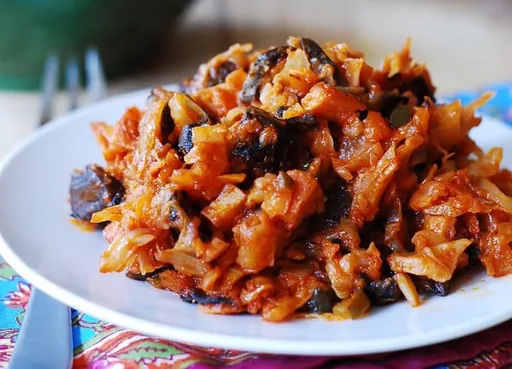 Salteñado de col estofada con setas y jamón (Solyanka)