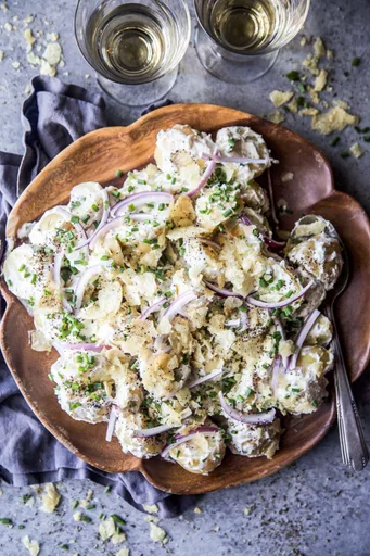 Ensalada de patata fácil con crema agria y cebolla