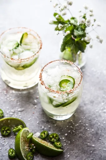 Margarita picante de pepino con jalapeños encurtidos al tequila y lima