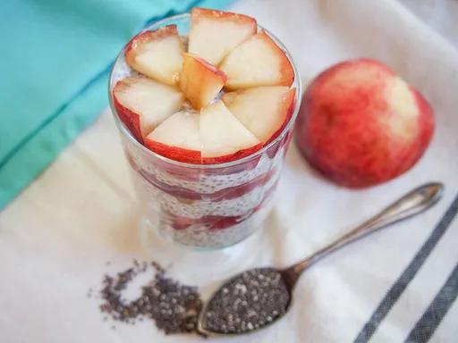Pudin de chía y coco con melocotón blanco