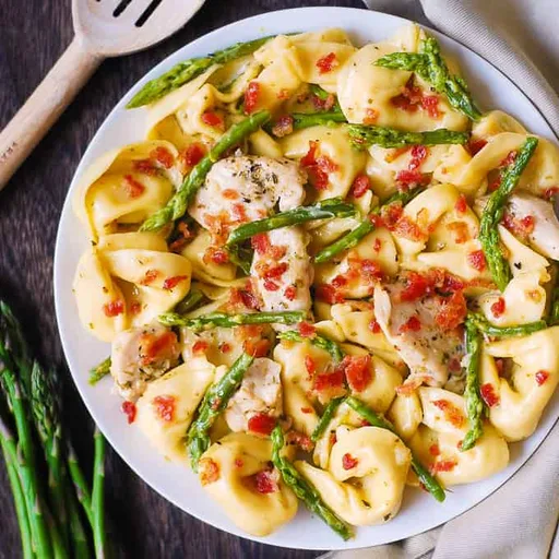 Tortellini cremosos con pollo, espárragos y panceta