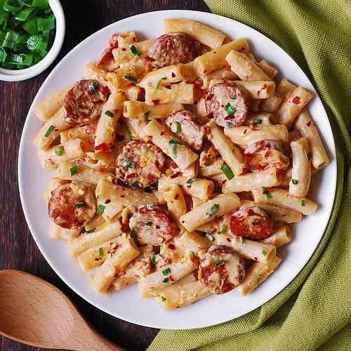 Pasta cremosa con mozzarella y salchicha ahumada