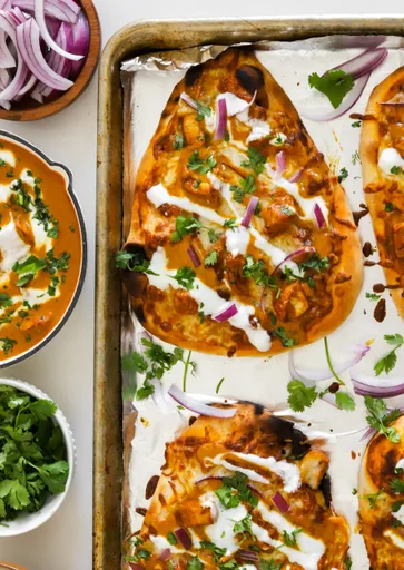 Pizza de naan con pollo a la mantequilla