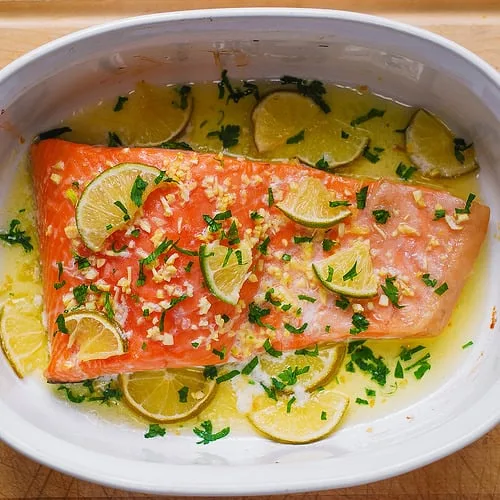 Salmón al horno fácil con salsa de mantequilla, ajo y lima