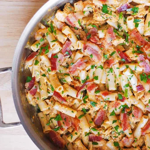Pasta con pollo al ajo, tocino y rancho
