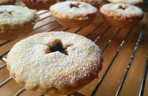 Minipies de fruta navideños