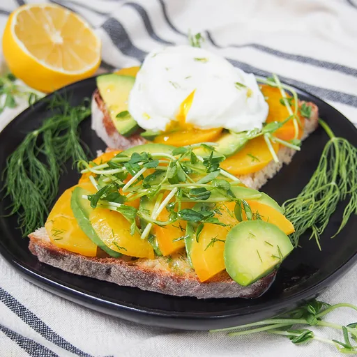 Tartine de aguacate con remolacha dorada